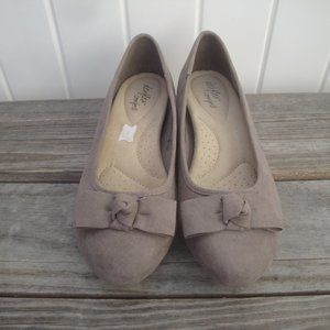 Dexflex Comfort Taupe Faux Suede Flats with bows 10W